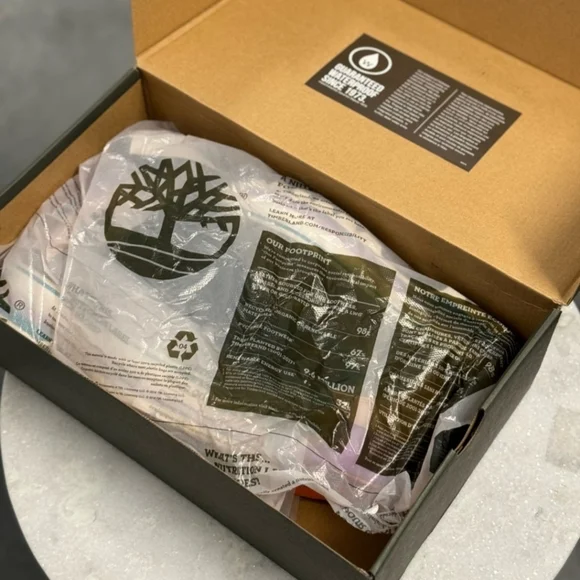 NWT TIMBERLAND women's boots size 8 - Picture 3 of 8